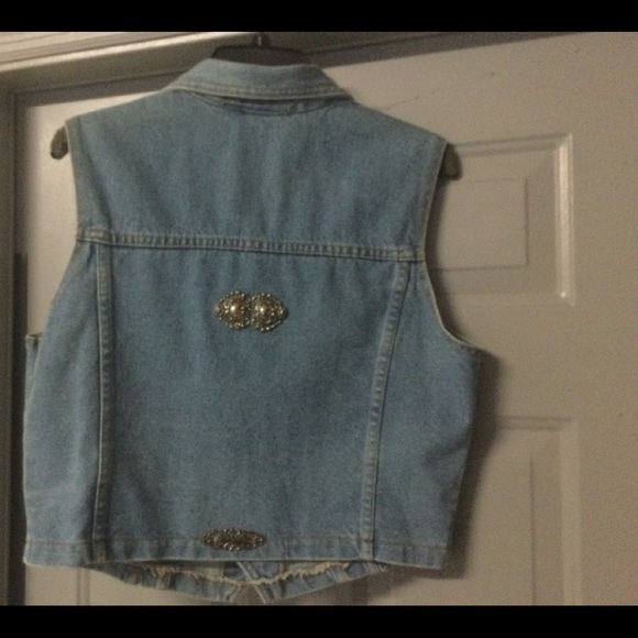 Vest - Picture 2 of 4